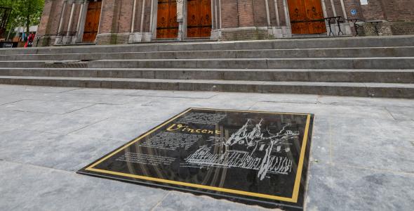 plaquette van tekening van Van Gogh op bordes Catharinakerk (foto: Laurens Mulkens)