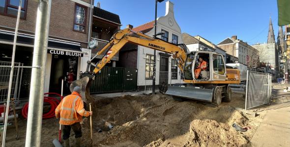 werkzaamheden met graafmachine op het Stratumseind